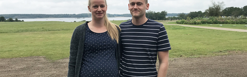 Tilflytterpar foran nysået græsplæne