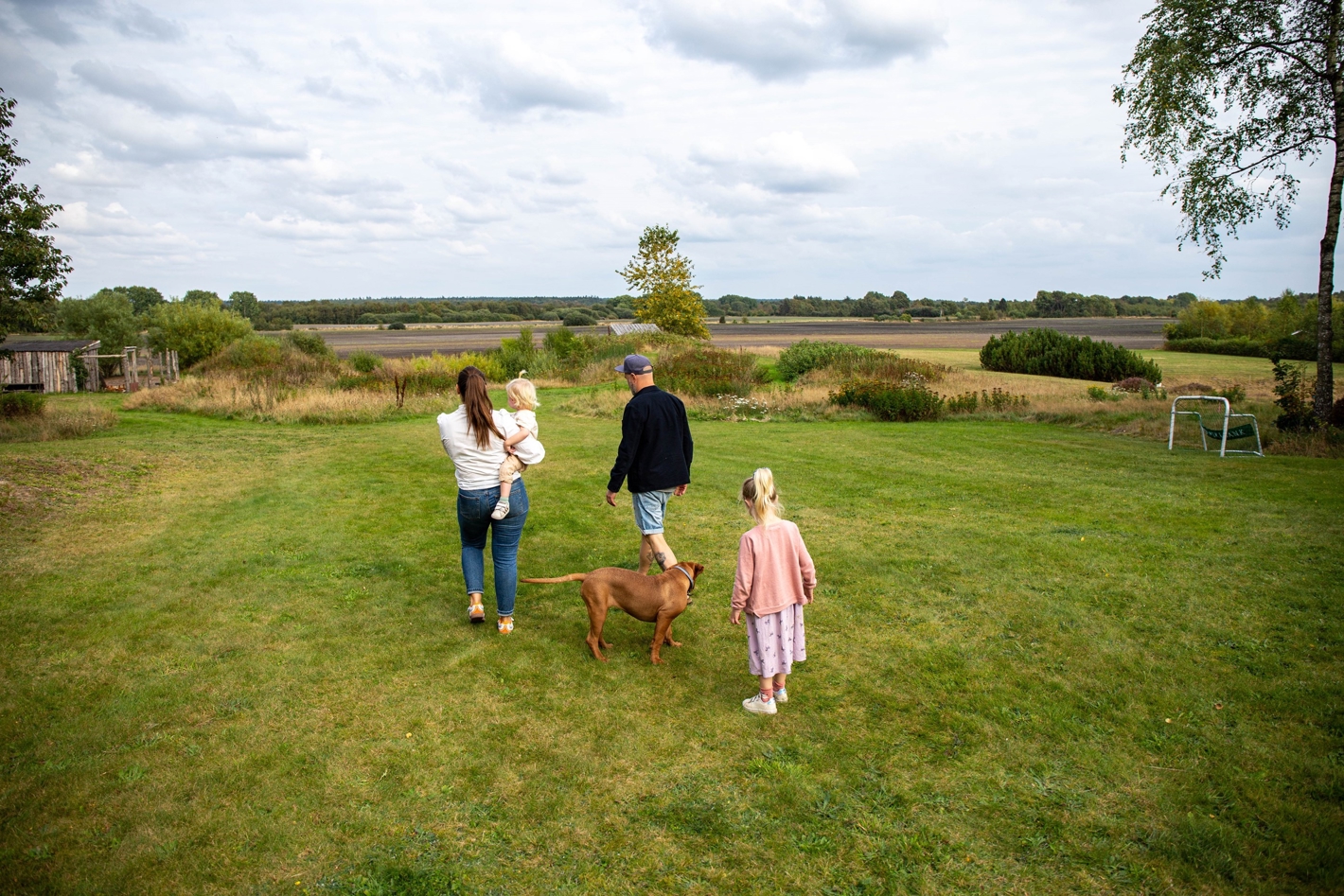 Familien bor i et smukt træhus med en kæmpe have, der grænser op til marker. De har et rigt dyreliv i baghaven.