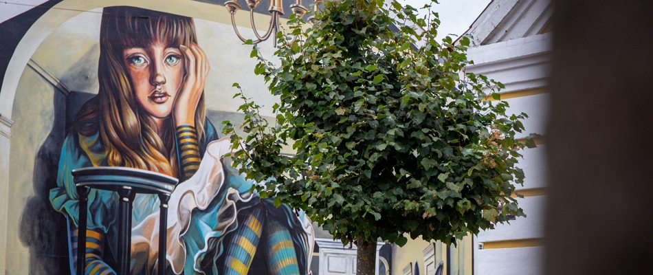 Gavlmaleri af Alice i eventyrland i Brande