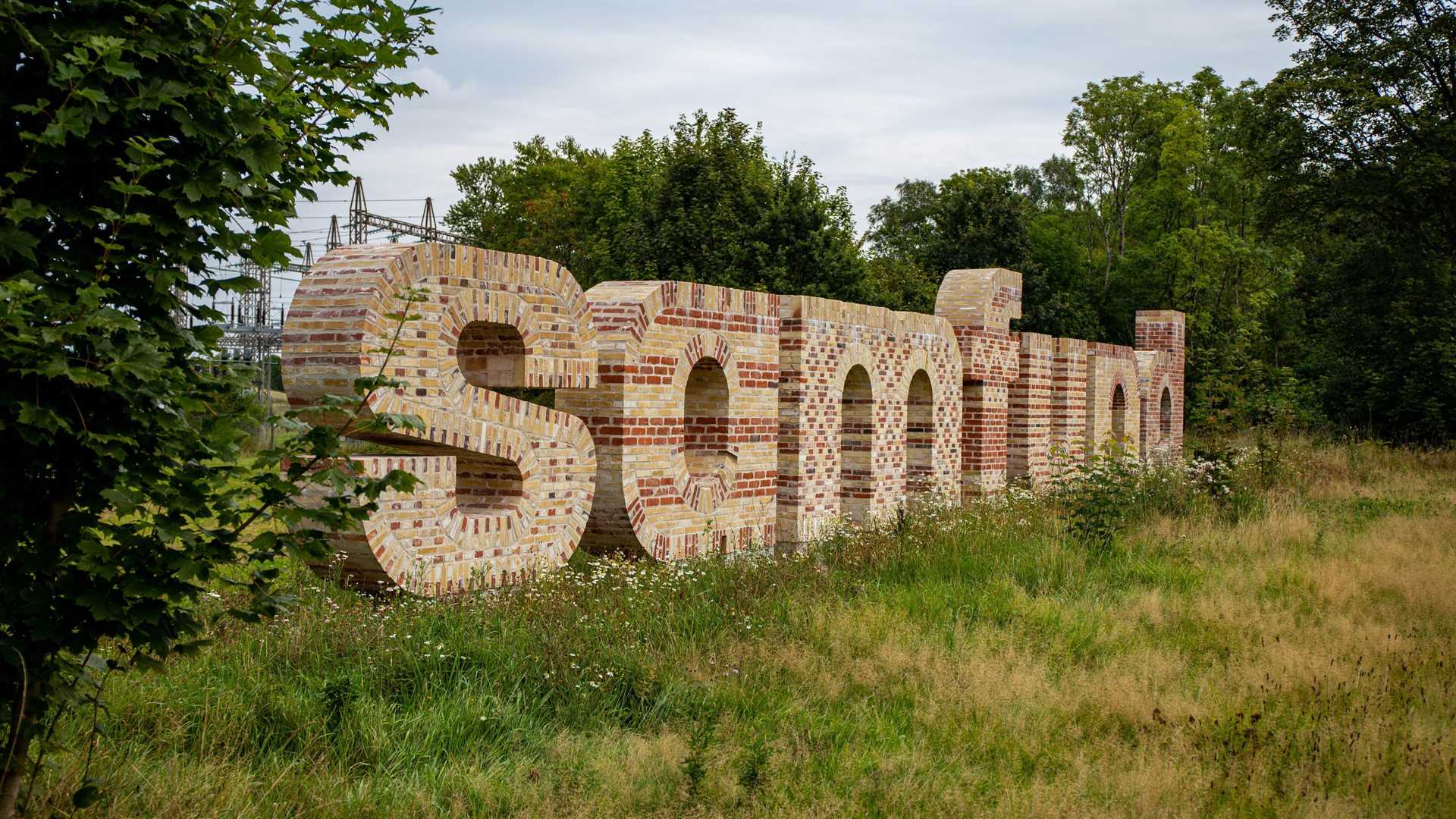 Billede af skulpturen Samfund ved Ikast Station