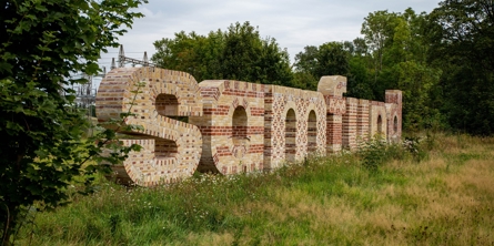 Billede af skulpturen Samfund ved Ikast Station