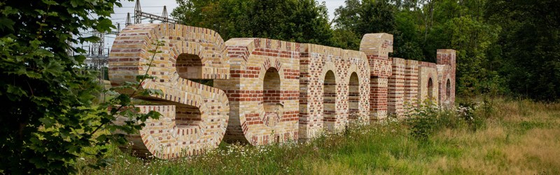 Billede af skulpturen Samfund ved Ikast Station