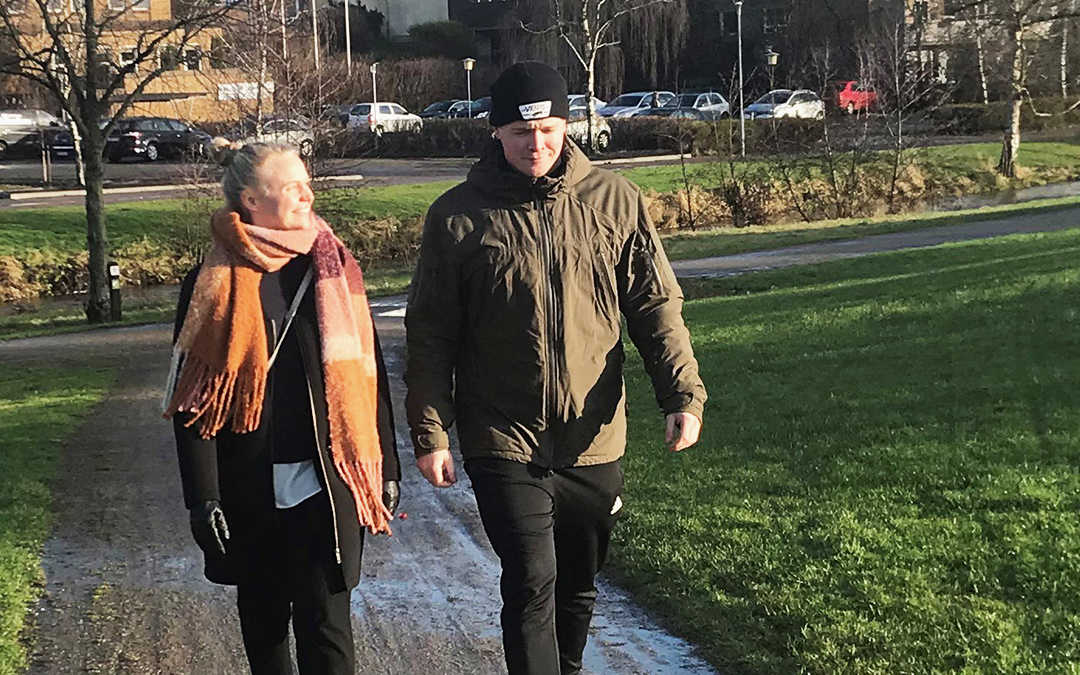 Tilflytterpar går tur i park i Brande