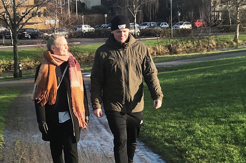 Tilflytterpar går tur i park i Brande